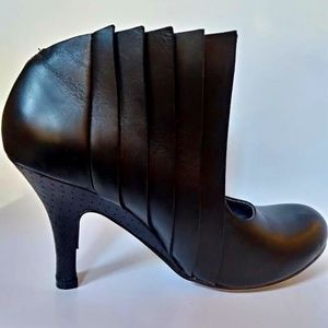 Irregular Choice "Cut That" RARE black leather 8.5